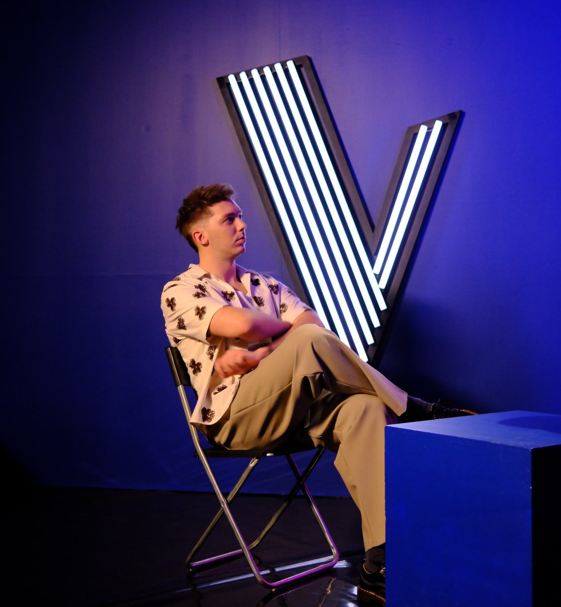 Louis sur le plateau de The Voice ( photo 3 )