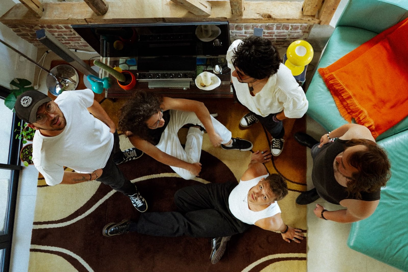 Le groupe dans une ambiance vintage